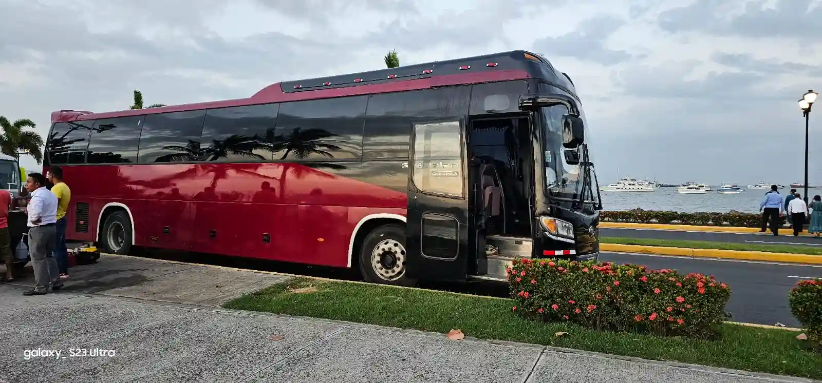 Transporte turístico Panamá, bus moderno, viajes cómodos, vista al mar, Transportes Hernandez